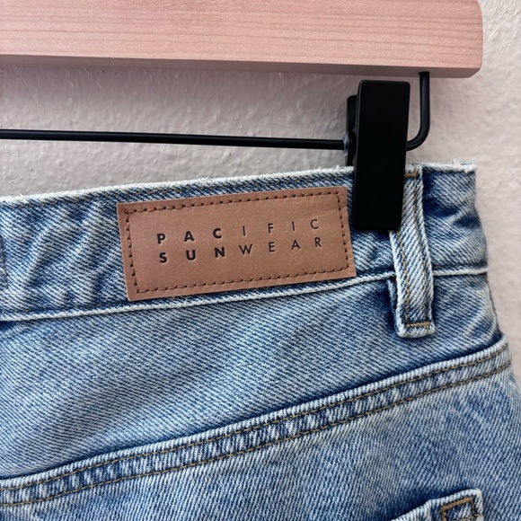 PacSun NWT Women's “Light Indigo” - Ripped '90s Boyfriend Jeans - Size 29 🎀 - Picture 8 of 8